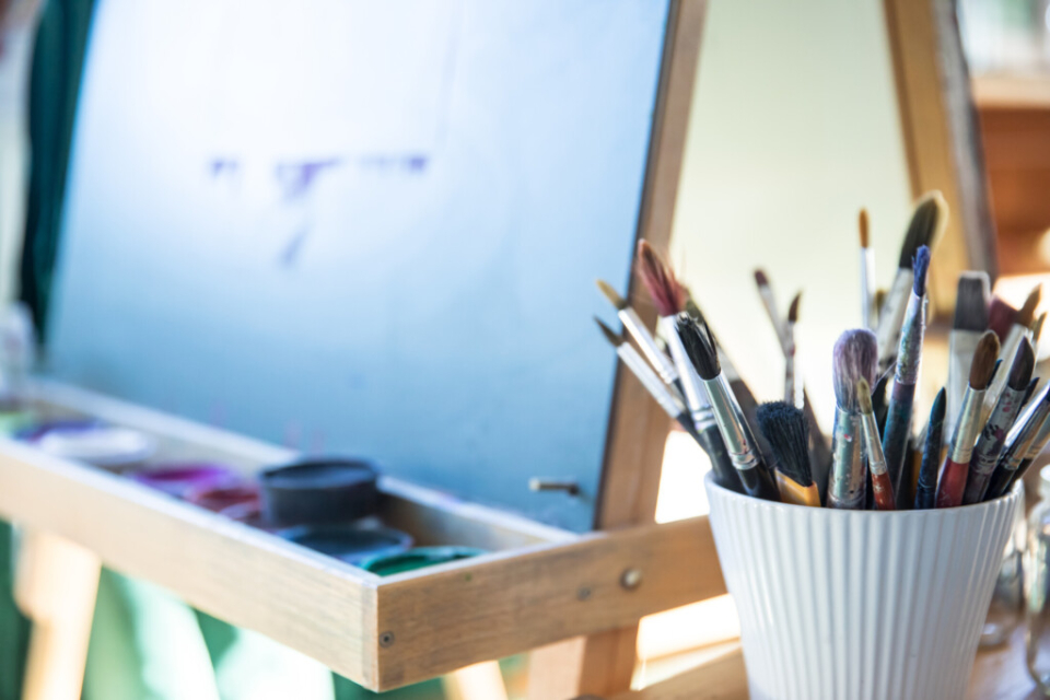 Staffli med färg och penslar.